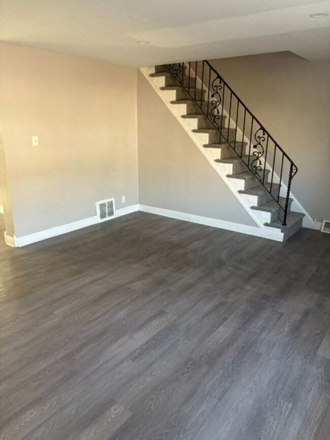 Foto del edificio - Gorgeous 3-Bedroom Townhome in Holmesburg! Available NOW!