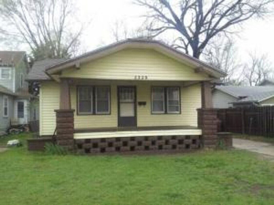 Primary Photo - Great 2 Bedroom / 1 bath home on South side