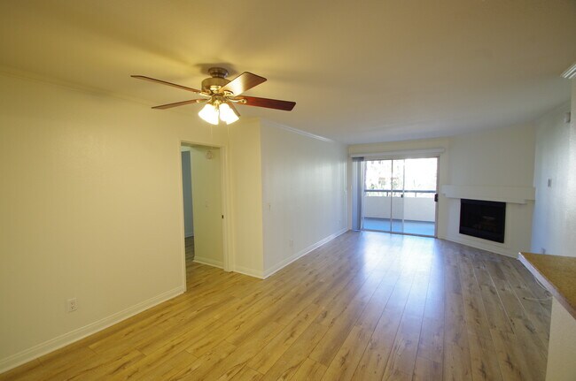 Building Photo - 5565 Canoga Ave