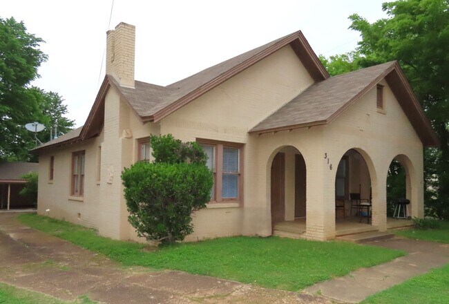 Building Photo - Water/Trash & Lawncare Included! Charming ...