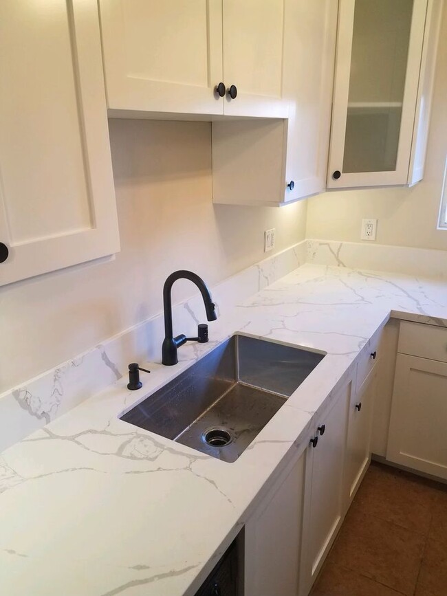 Foto del edificio - One Bedroom Lower Level Condo in Oceanside