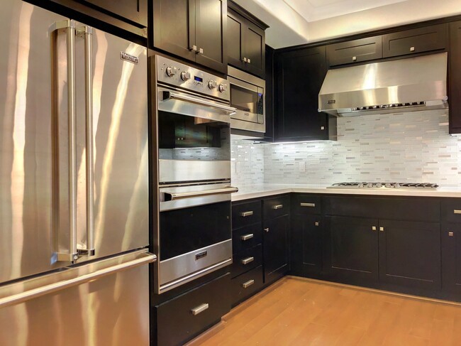 Building Photo - Beautiful 3 Bed, 2 Bath Bi-Level Condo @ S...