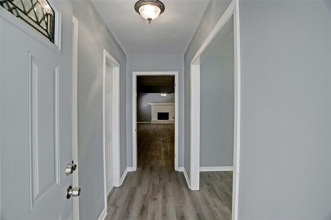 Building Photo - 5722 W 43rd St