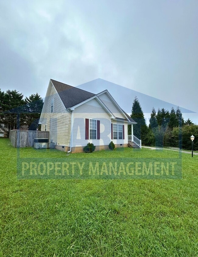 Building Photo - 3 bedroom home w/ fenced in backyard!