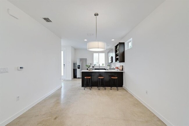 Building Photo - 705 N Bluff Dr