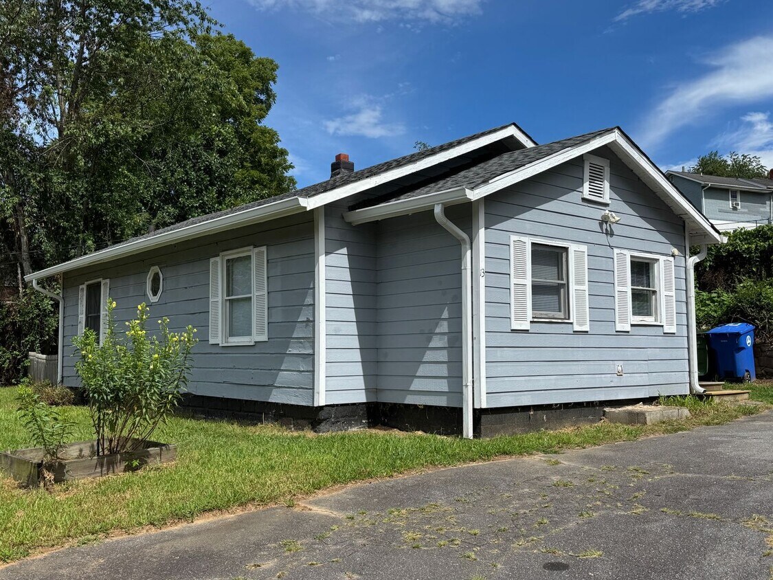 Foto principal - Central Asheville - Renovated Bungalow!