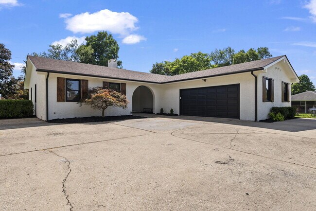 Building Photo - 452 Pasadena Dr