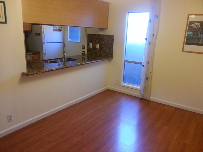 Foto del edificio - 5637 Chestnut Cmn