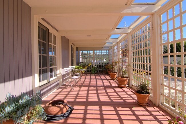 Foto del edificio - Architect’s Dream with Panoramic Valley Views in Private Calabasas Cul-de-Sac