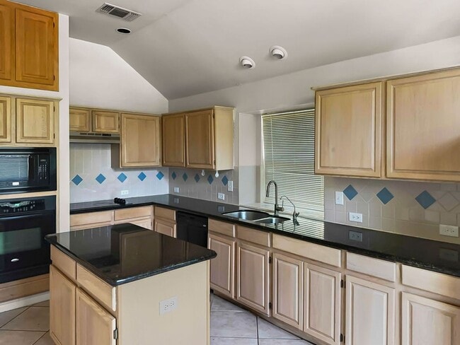 Building Photo - 1 story home, easy access to 281 & Airport