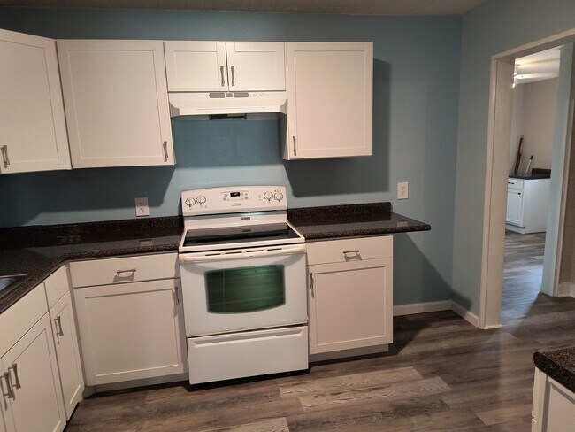 Building Photo - Beautifully Remodeled 3 Bedroom 2 Bath Hom...