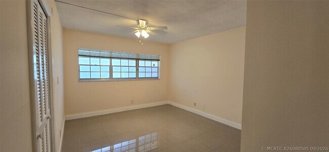 Building Photo - 2950 N Palm Aire Dr