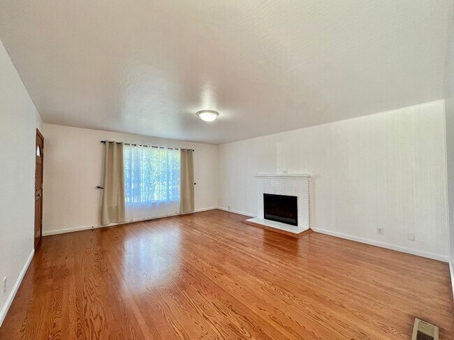 Foto del edificio - Centrally Located Three Bedroom Napa Home