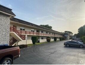 Building Photo - 5900 NW 17th Pl