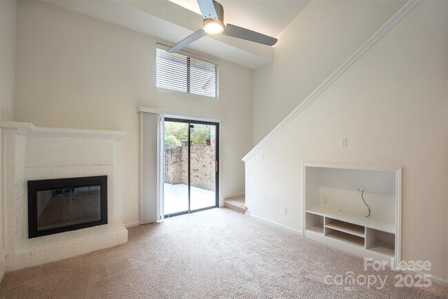 Foto del edificio - 7930 Charter Oak Ln
