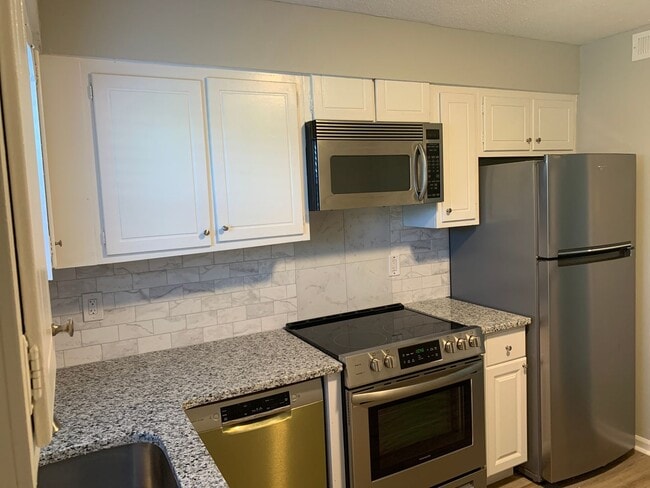Building Photo - Pristine, move in ready 1 bath, 1 bedroom ...