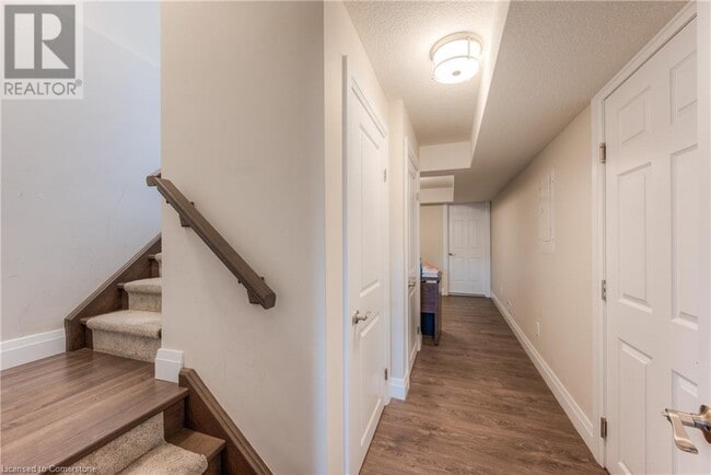 Building Photo - 537 Valhalla Cres
