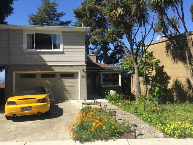 Front of house; apartment on lower level, accessible privately - 707 Colusa Ave