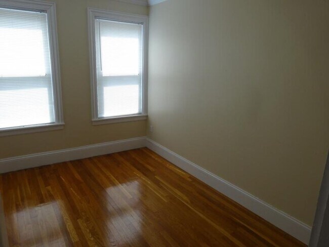 Foto del edificio - No Brokers Fee, No Security Deposit, Bright Large luxury unit, High-End tiled bathrooms, In-Unit ...