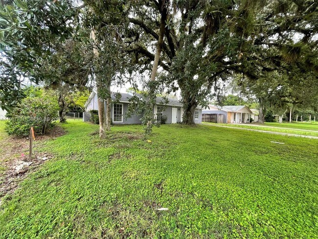 Foto del edificio - 4030 School Cir