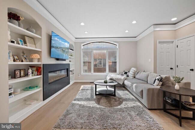 Building Photo - 1170 N Vernon St