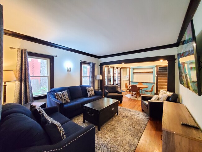 Building Photo - 1612 Thomas Pl N