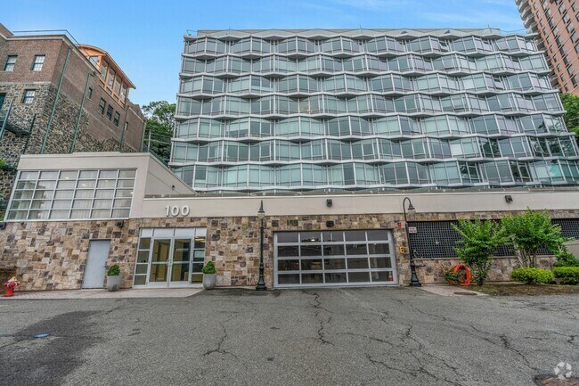 Building Photo - 100 Thompson Ln