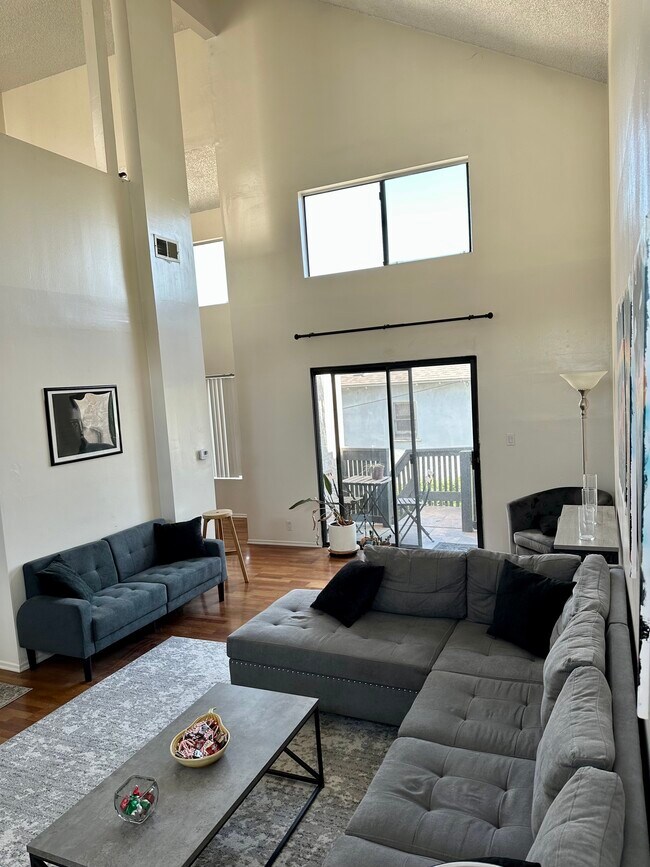 Building Photo - 6124 Hazelhurst Plz