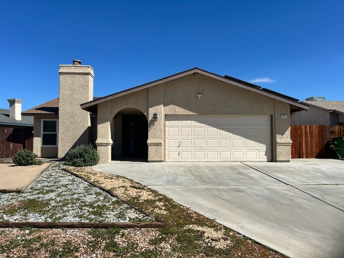 Foto principal - Please call Vaughn Realty, 760-446-6561 to...