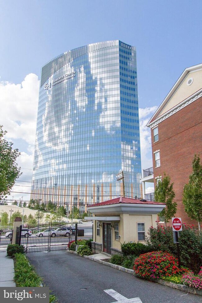 Building Photo - 700 Commodore Court