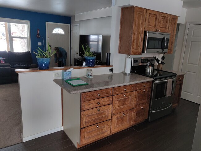 La cocina se abre a la sala de estar. - 820 Verde Ave