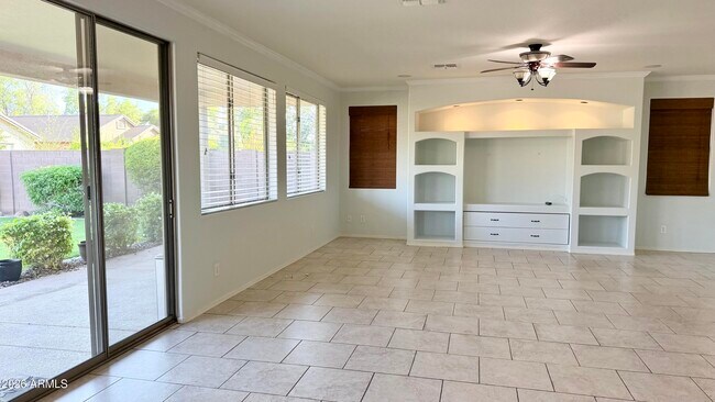 Building Photo - 1289 E Iris Dr