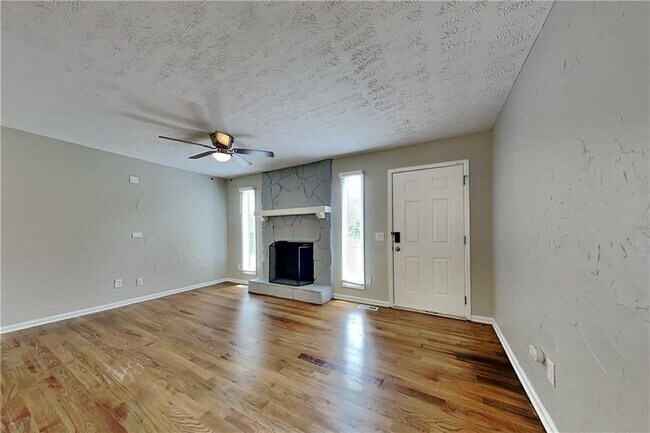 Foto del edificio - 4414 Treeline Way
