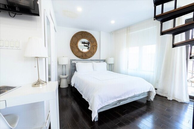 Building Photo - 809-6B  New 2BR Duplex With Private Patio