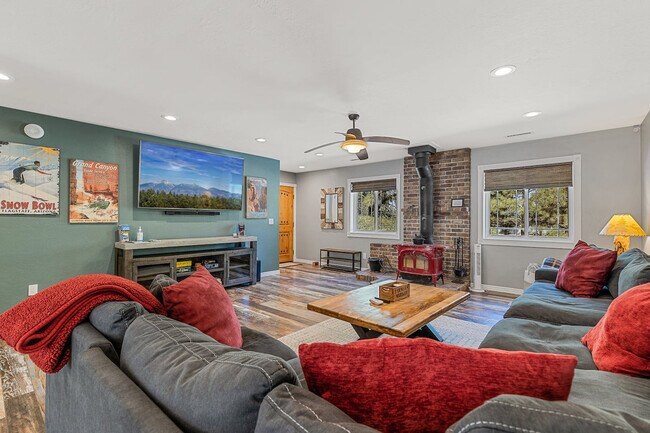 Foto del edificio - 5420 Cassi Ln