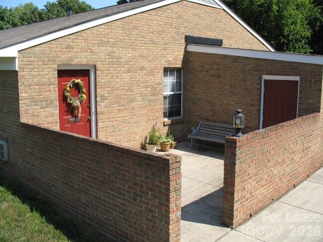 Foto del edificio - 1306 Lomax Ave
