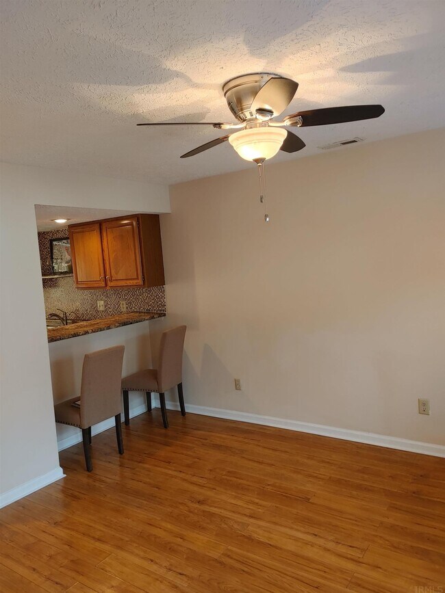 Building Photo - 724 E Sherwood Hills Dr