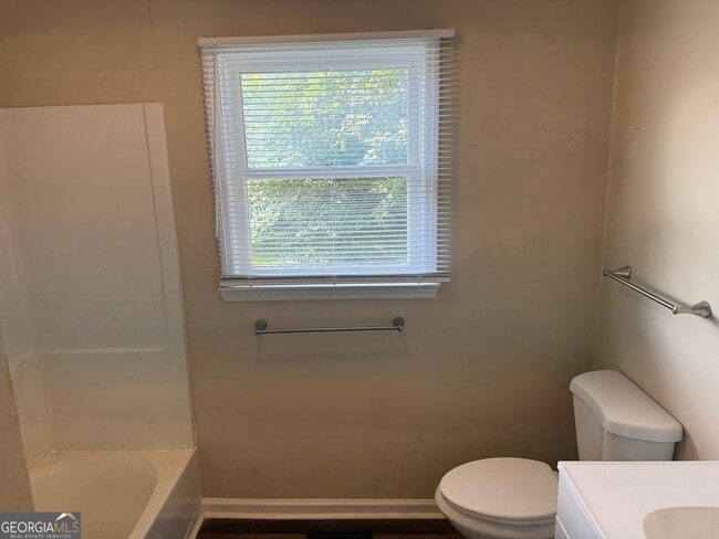 Building Photo - 98 Pineview Dr