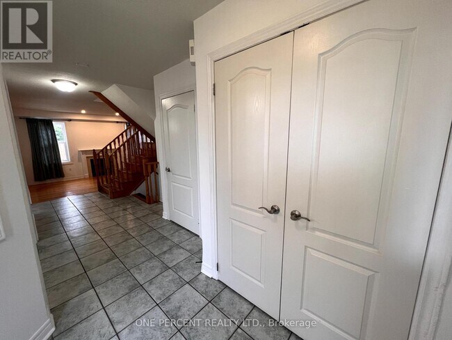 Photo du bâtiment - 10 Royal Park Blvd