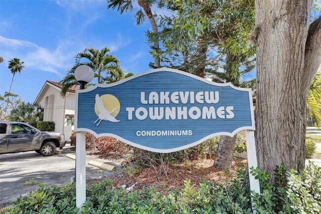 Foto del edificio - 2725 NE 165th St