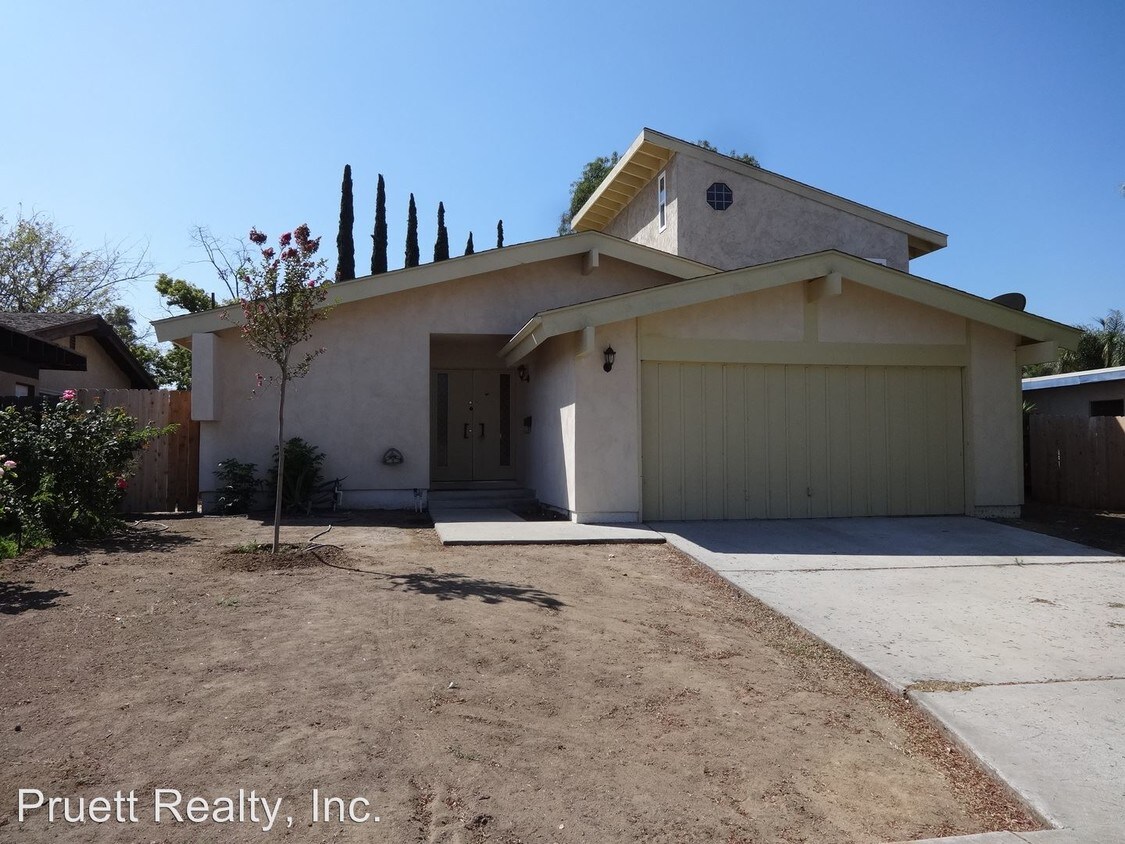 8427 Carlton Oaks Dr, Santee, CA 92071 House for Rent in Santee, CA