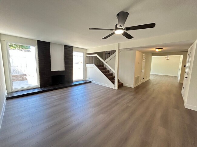 Foto del edificio - No HOA Home with 4 Bedrooms 2.5 Bathrooms