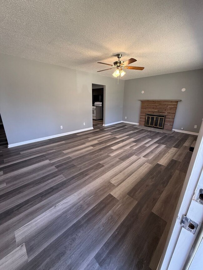 Building Photo - 4 bedroom/1 bath/detached storage building