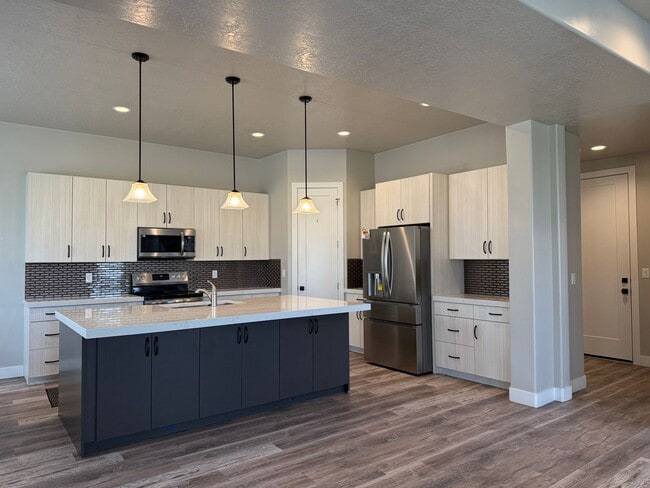 Building Photo - Luxury 7-Bedroom Home with Office, Dayligh...