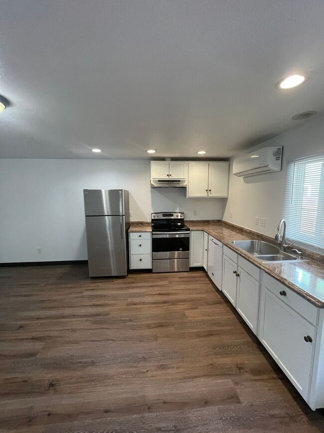 Building Photo - 595