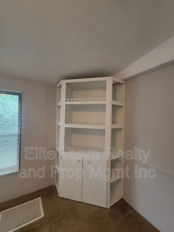 Building Photo - 2975 Cedarvale Rd