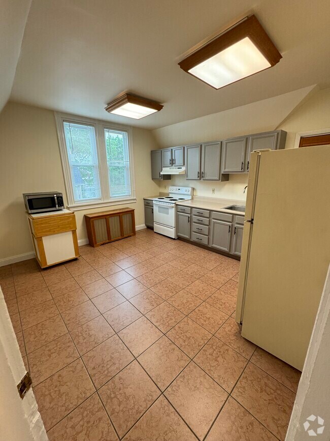 South Ardmore Apartments for Rent with Hardwood Floors Ardmore, PA