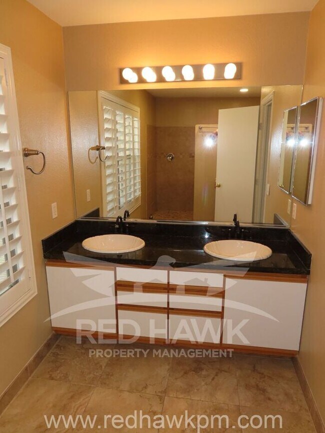 Building Photo - Beautiful 3 Bedroom, 2.5 Bathroom Fox Cros...