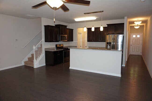 Building Photo - Rare 3 bed 2.5 bath Townhome located in Wo...