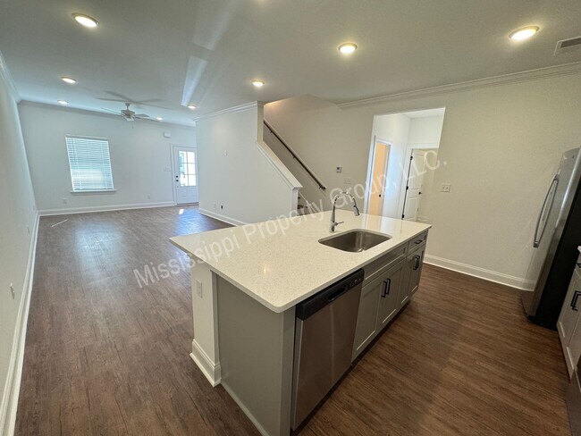Building Photo - 721 Southview Dr